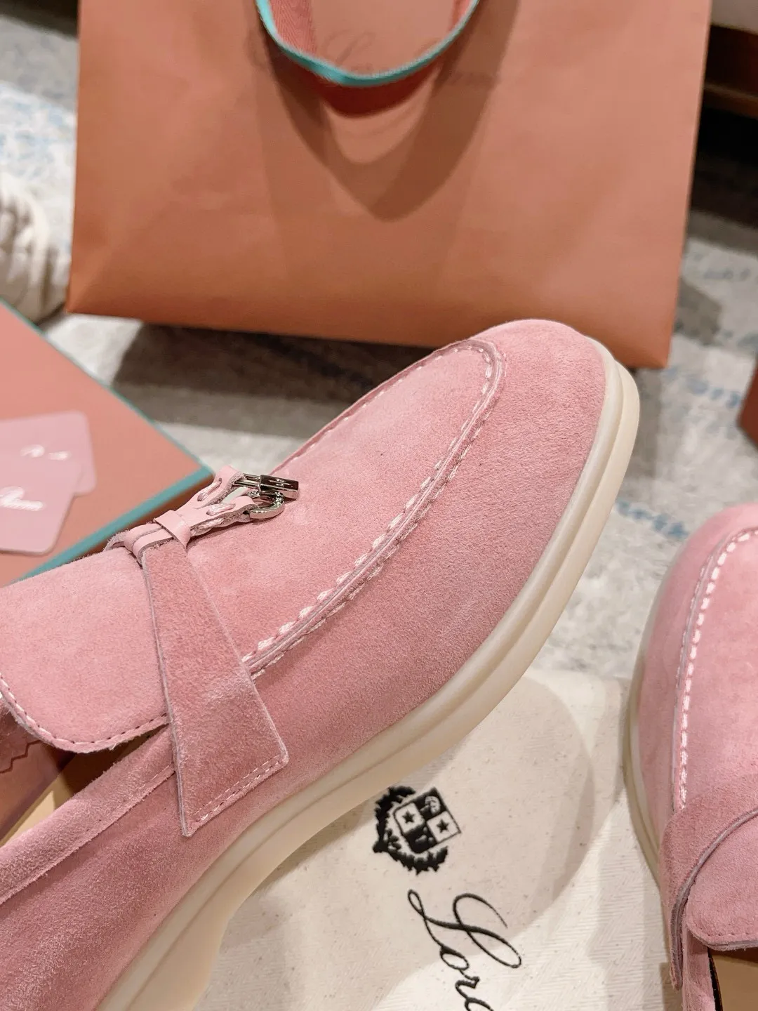 Factory price: 520💰4050 new color. Original purchase, 1⃣️: 1⃣️ folded and developed, Loro Piana professional model to try on feet, quality purchase level, flash sale of common products on the market, welcome to compare, original packaging. Fabric: Imported from Italy🐑High mercerized shearling, Lining: Hand-sewn mark thread in water-dyed cowhide imported from Italy🧵, high-end and elegant. Comfortable on the feet. Size: Women's 35-42 (41, 42) customized, non-returnable, men's 38-45 (46, 47, 48) customized, non-refundable. Fashionable boutiques that you can’t miss, a must-have item